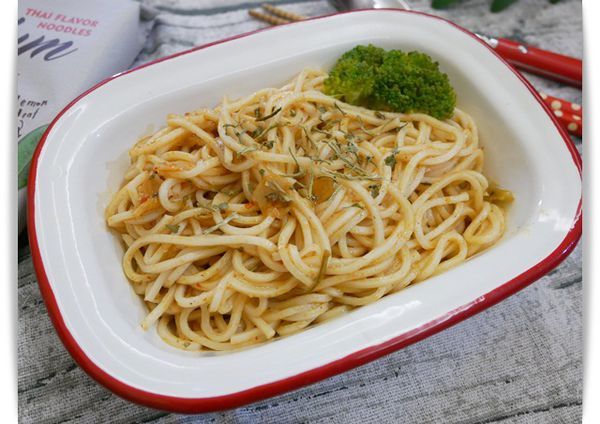 「乾拌麵推薦-瓦城泰式酸辣乾拌麵」很不一樣的酸辣味乾拌麵 ♪