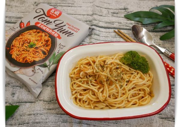 「乾拌麵推薦-瓦城泰式酸辣乾拌麵」很不一樣的酸辣味乾拌麵 ♪