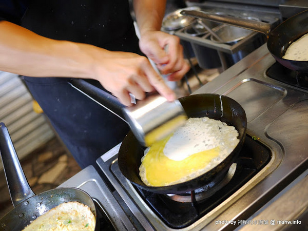 黃記古早味蛋餅.黑豆漿：【食記】彰化黃記古早味蛋餅.黑豆漿@員林臺鐵TRA員林車站 : 平價美味好腸粉, 吃了還想再吃的現做蛋餅囧