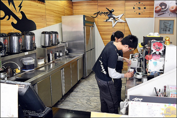 Jump搖滾炫飲:台中中區音樂主題飲料吧。JUMP搖滾炫飲。萬春宮旁讓人驚豔的創意手搖飲@sunny吃喝遊樂