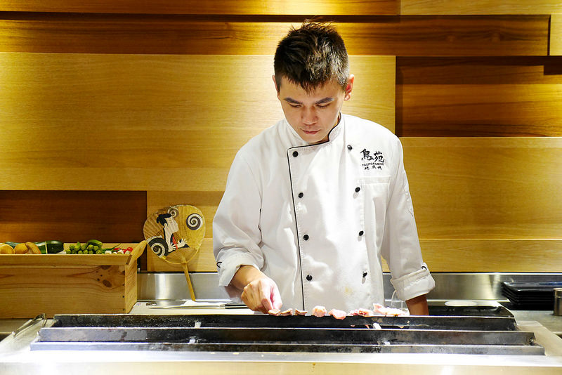 鳥苑地雞燒 雞肉串燒│西區：台中第一家可生食雞肉串燒專賣店～大推薦雞肉刺身 烤燈籠限量碰運氣美味～還有雞肝 山葵雞里肌 柚香雞肉丸也是必點好料！
