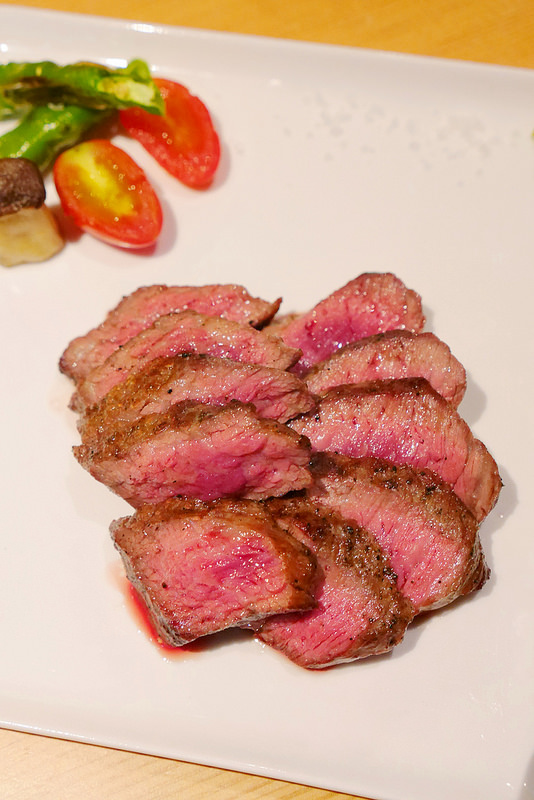 鳥苑地雞燒 雞肉串燒│西區：台中第一家可生食雞肉串燒專賣店～大推薦雞肉刺身 烤燈籠限量碰運氣美味～還有雞肝 山葵雞里肌 柚香雞肉丸也是必點好料！