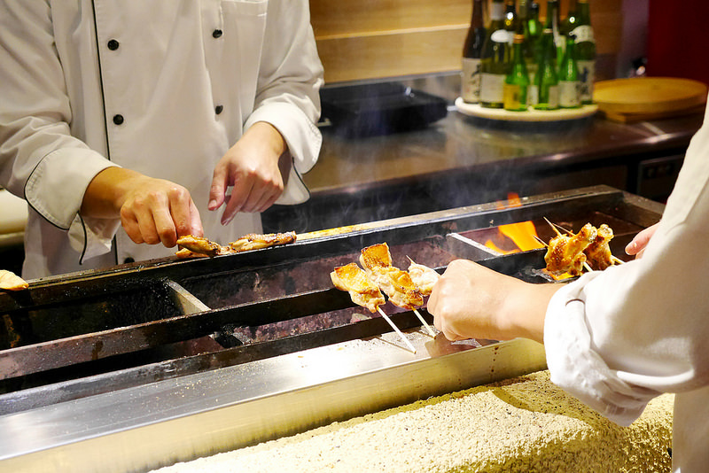 鳥苑地雞燒 雞肉串燒│西區：台中第一家可生食雞肉串燒專賣店～大推薦雞肉刺身 烤燈籠限量碰運氣美味～還有雞肝 山葵雞里肌 柚香雞肉丸也是必點好料！