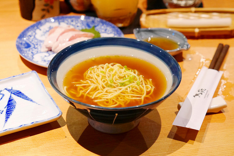 鳥苑地雞燒 雞肉串燒│西區：台中第一家可生食雞肉串燒專賣店～大推薦雞肉刺身 烤燈籠限量碰運氣美味～還有雞肝 山葵雞里肌 柚香雞肉丸也是必點好料！