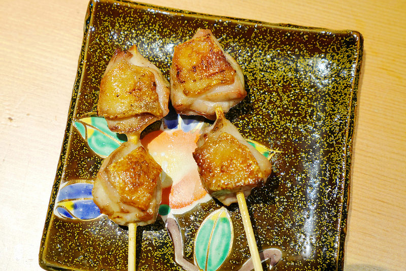 鳥苑地雞燒 雞肉串燒│西區：台中第一家可生食雞肉串燒專賣店～大推薦雞肉刺身 烤燈籠限量碰運氣美味～還有雞肝 山葵雞里肌 柚香雞肉丸也是必點好料！