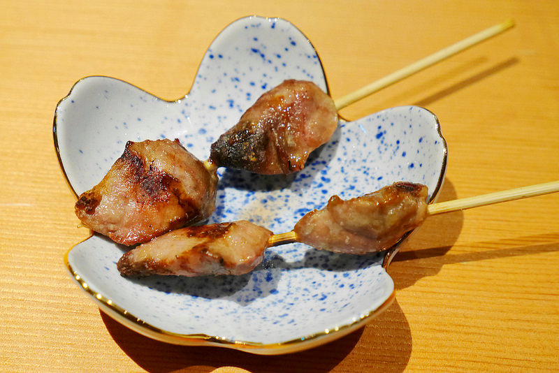 鳥苑地雞燒 雞肉串燒│西區：台中第一家可生食雞肉串燒專賣店～大推薦雞肉刺身 烤燈籠限量碰運氣美味～還有雞肝 山葵雞里肌 柚香雞肉丸也是必點好料！