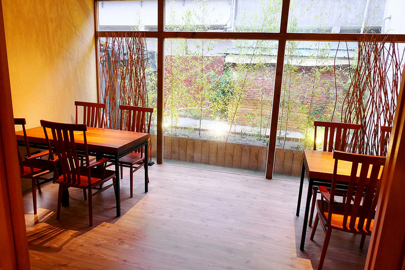 鳥苑地雞燒 雞肉串燒│西區：台中第一家可生食雞肉串燒專賣店～大推薦雞肉刺身 烤燈籠限量碰運氣美味～還有雞肝 山葵雞里肌 柚香雞肉丸也是必點好料！