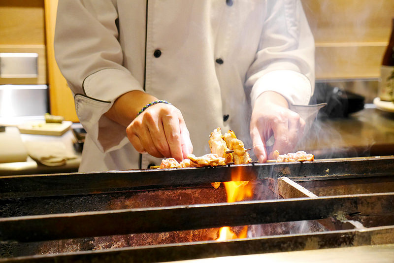 鳥苑地雞燒 雞肉串燒│西區：台中第一家可生食雞肉串燒專賣店～大推薦雞肉刺身 烤燈籠限量碰運氣美味～還有雞肝 山葵雞里肌 柚香雞肉丸也是必點好料！