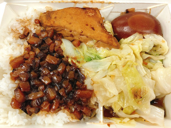 台北美食/捷運龍山寺站/華西街夜市 小王清湯瓜仔肉  古早味黑金魯肉飯 鮮甜瓜仔肉湯