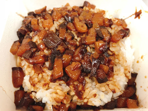 台北美食/捷運龍山寺站/華西街夜市 小王清湯瓜仔肉  古早味黑金魯肉飯 鮮甜瓜仔肉湯