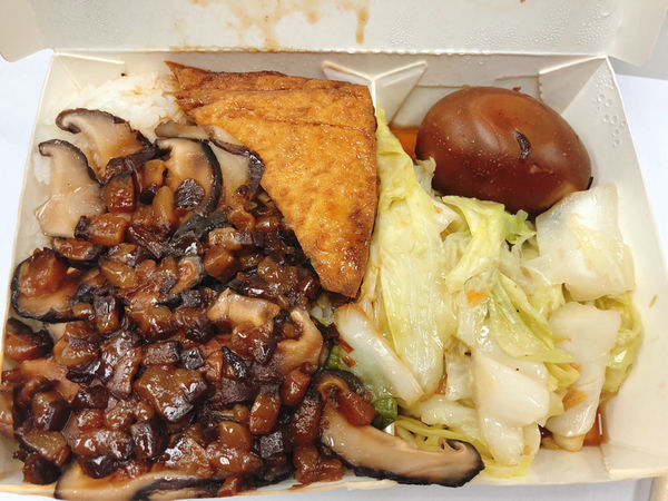 台北美食/捷運龍山寺站/華西街夜市 小王清湯瓜仔肉  古早味黑金魯肉飯 鮮甜瓜仔肉湯