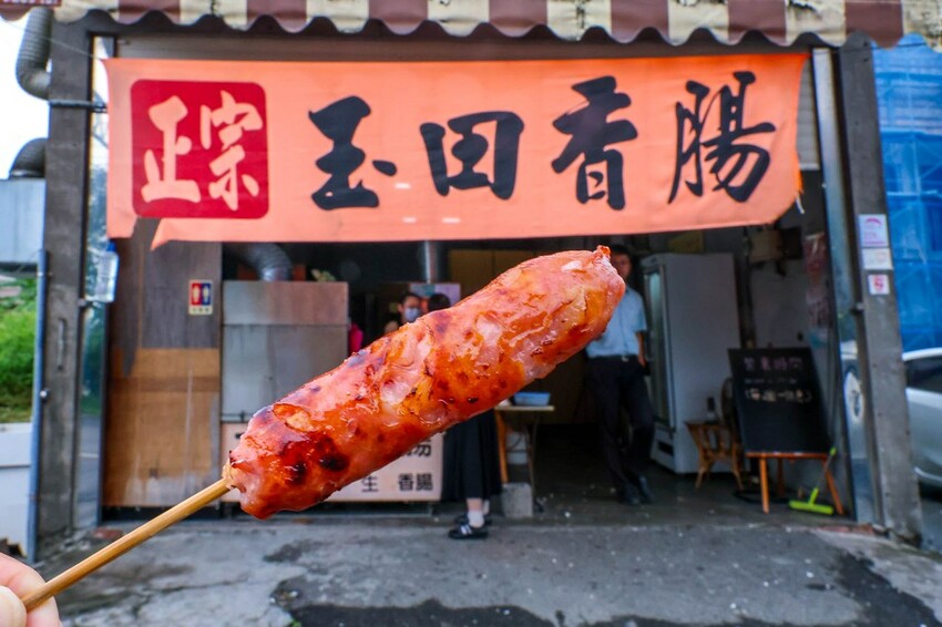 連香腸都要鋼管秀嗎？藏在鄉野間的炭烤香腸，店面不起眼卻要排隊的美味！免費蒜頭加小辣超過癮