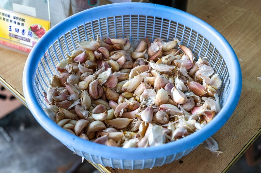 連香腸都要鋼管秀嗎？藏在鄉野間的炭烤香腸，店面不起眼卻要排隊的美味！免費蒜頭加小辣超過癮