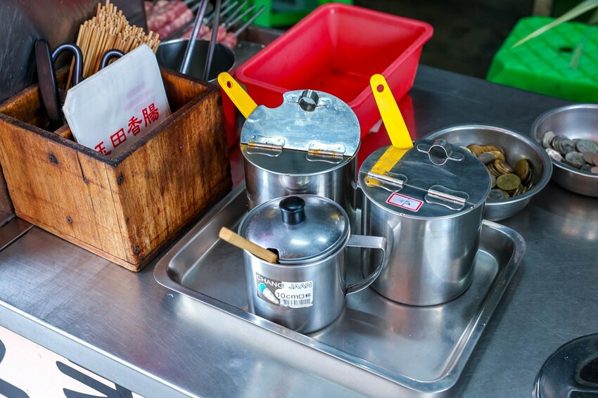 連香腸都要鋼管秀嗎？藏在鄉野間的炭烤香腸，店面不起眼卻要排隊的美味！免費蒜頭加小辣超過癮