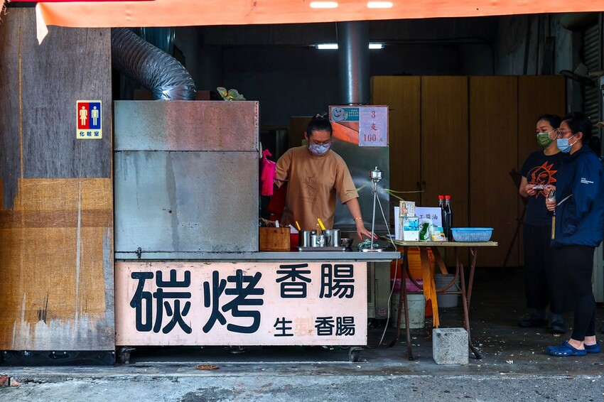 連香腸都要鋼管秀嗎？藏在鄉野間的炭烤香腸，店面不起眼卻要排隊的美味！免費蒜頭加小辣超過癮