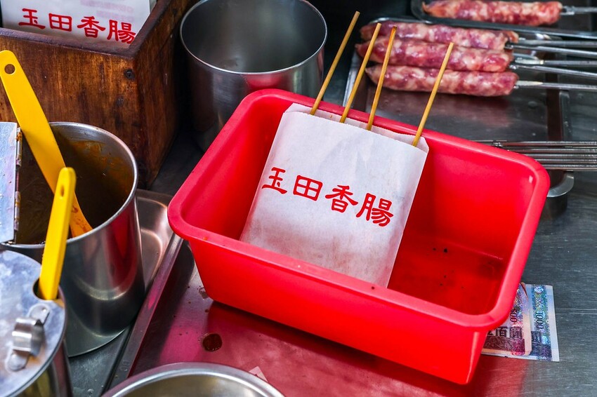 連香腸都要鋼管秀嗎？藏在鄉野間的炭烤香腸，店面不起眼卻要排隊的美味！免費蒜頭加小辣超過癮