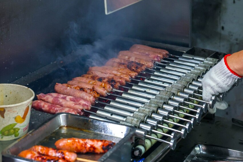 連香腸都要鋼管秀嗎？藏在鄉野間的炭烤香腸，店面不起眼卻要排隊的美味！免費蒜頭加小辣超過癮