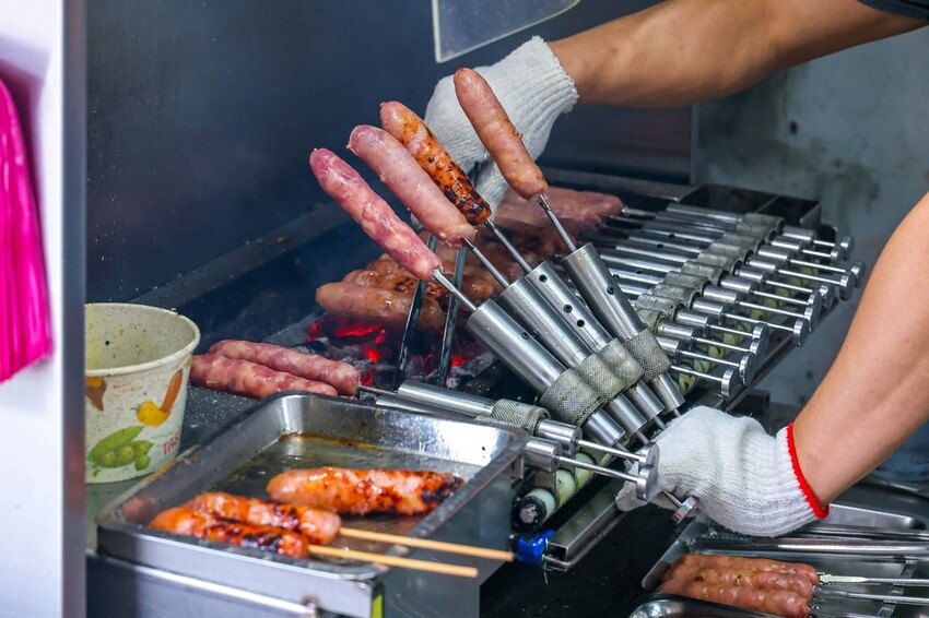 連香腸都要鋼管秀嗎？藏在鄉野間的炭烤香腸，店面不起眼卻要排隊的美味！免費蒜頭加小辣超過癮