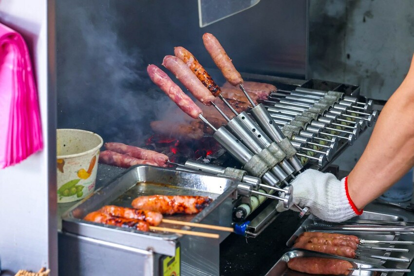 連香腸都要鋼管秀嗎？藏在鄉野間的炭烤香腸，店面不起眼卻要排隊的美味！免費蒜頭加小辣超過癮