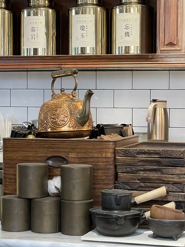 【台灣,高雄市,苓雅區】時尚又復古的新台式茶館~永心鳳茶 Yonshin Tea 中山店。(高雄美食)