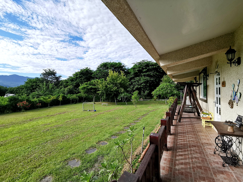 鹿野住宿新推薦!台東鹿野森活民宿,一次看到熱氣球、飛行傘,美景盡收眼底