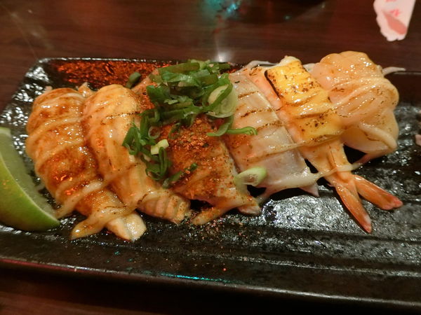 食記 ▌蘆洲居酒屋【鏊屋】串燒/壽司/酒場×隱藏在蘆洲巷弄裡的日本味〃凹嗚~~~宵夜小酌的好地方!!!(附菜單)