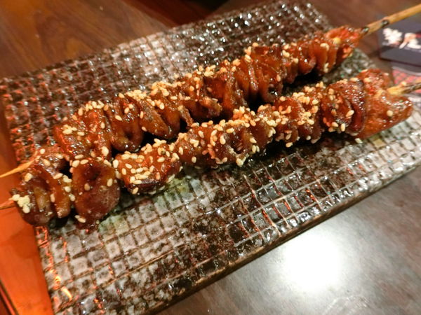 食記 ▌蘆洲居酒屋【鏊屋】串燒/壽司/酒場×隱藏在蘆洲巷弄裡的日本味〃凹嗚~~~宵夜小酌的好地方!!!(附菜單)