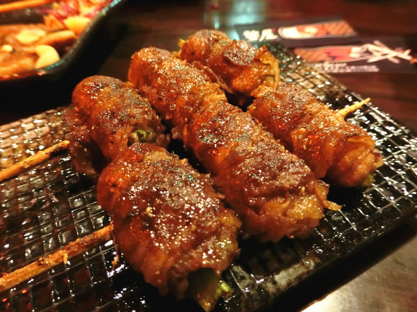 食記 ▌蘆洲居酒屋【鏊屋】串燒/壽司/酒場×隱藏在蘆洲巷弄裡的日本味〃凹嗚~~~宵夜小酌的好地方!!!(附菜單)