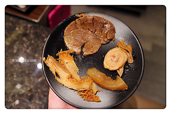 【台北美食】海底撈火鍋 ~ 信義區超人氣排隊火鍋❤️無微不至的服務還不用服務費 - 捷運101/世貿站