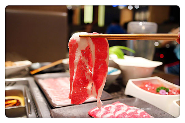 【台北美食】海底撈火鍋 ~ 信義區超人氣排隊火鍋❤️無微不至的服務還不用服務費 - 捷運101/世貿站