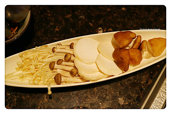 【台北美食】海底撈火鍋 ~ 信義區超人氣排隊火鍋❤️無微不至的服務還不用服務費 - 捷運101/世貿站