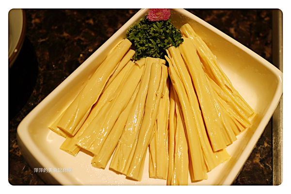 【台北美食】海底撈火鍋 ~ 信義區超人氣排隊火鍋❤️無微不至的服務還不用服務費 - 捷運101/世貿站