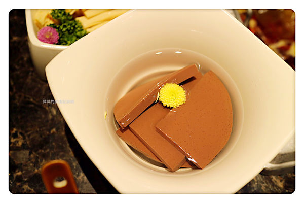 【台北美食】海底撈火鍋 ~ 信義區超人氣排隊火鍋❤️無微不至的服務還不用服務費 - 捷運101/世貿站