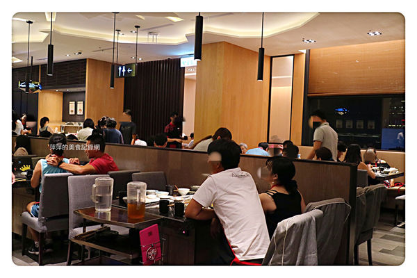 【台北美食】海底撈火鍋 ~ 信義區超人氣排隊火鍋❤️無微不至的服務還不用服務費 - 捷運101/世貿站