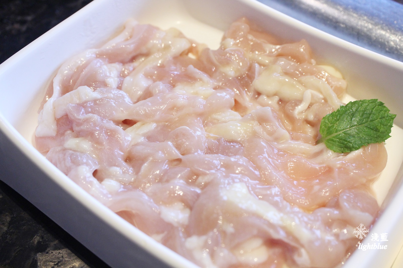 [ 台北101/世貿站ATT 4 fun美食]  淺藍 × 海底撈火鍋 HaidilaoTaiwan～肉麻服務吃火鍋，與各種神奇節目