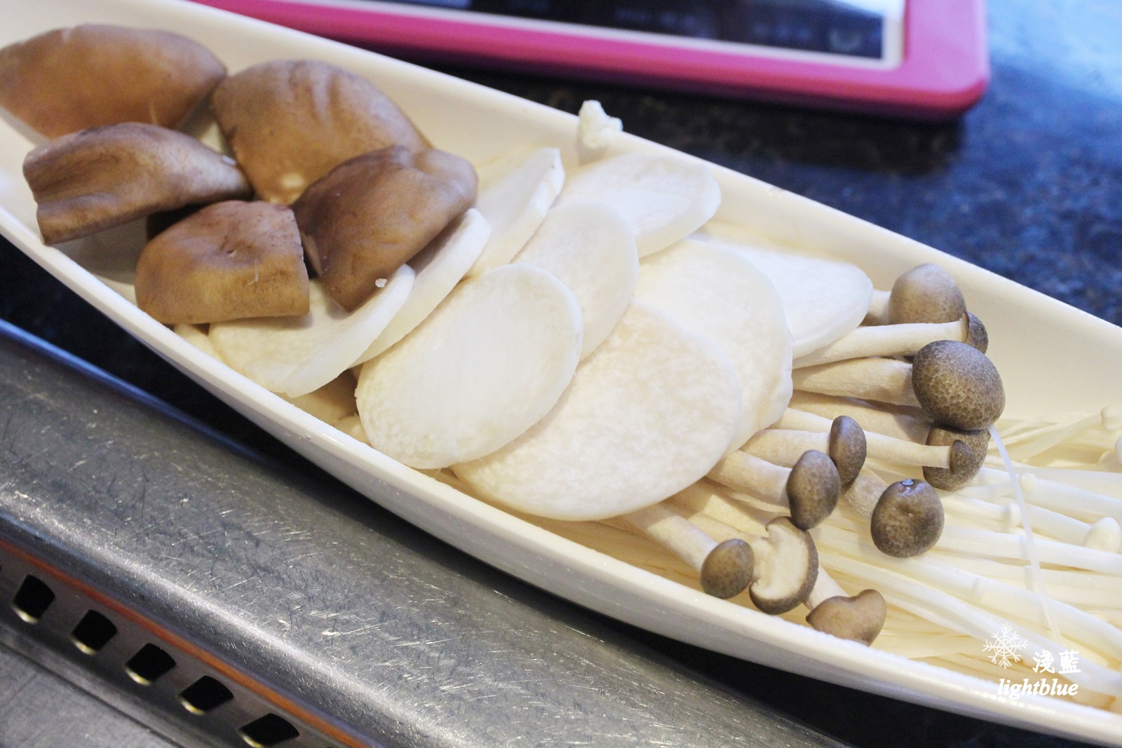 [ 台北101/世貿站ATT 4 fun美食]  淺藍 × 海底撈火鍋 HaidilaoTaiwan～肉麻服務吃火鍋，與各種神奇節目