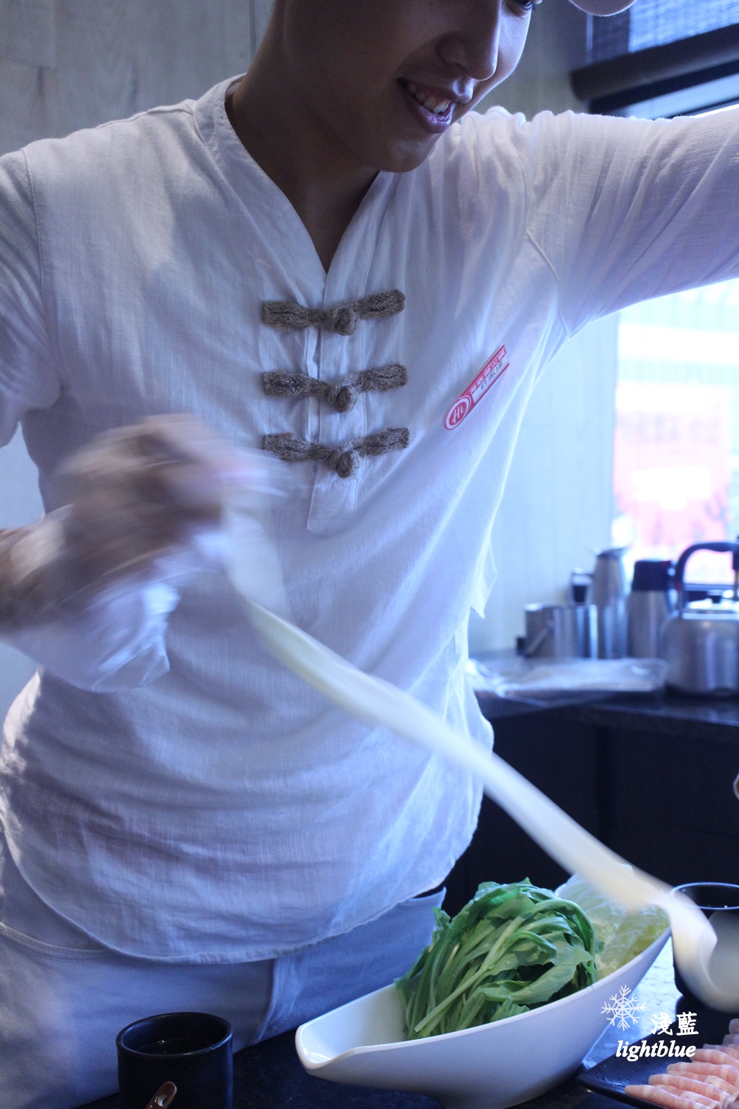 [ 台北101/世貿站ATT 4 fun美食]  淺藍 × 海底撈火鍋 HaidilaoTaiwan～肉麻服務吃火鍋，與各種神奇節目