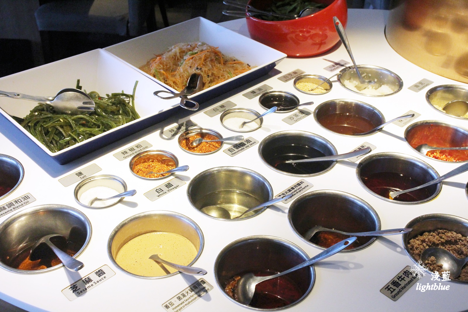 [ 台北101/世貿站ATT 4 fun美食]  淺藍 × 海底撈火鍋 HaidilaoTaiwan～肉麻服務吃火鍋，與各種神奇節目