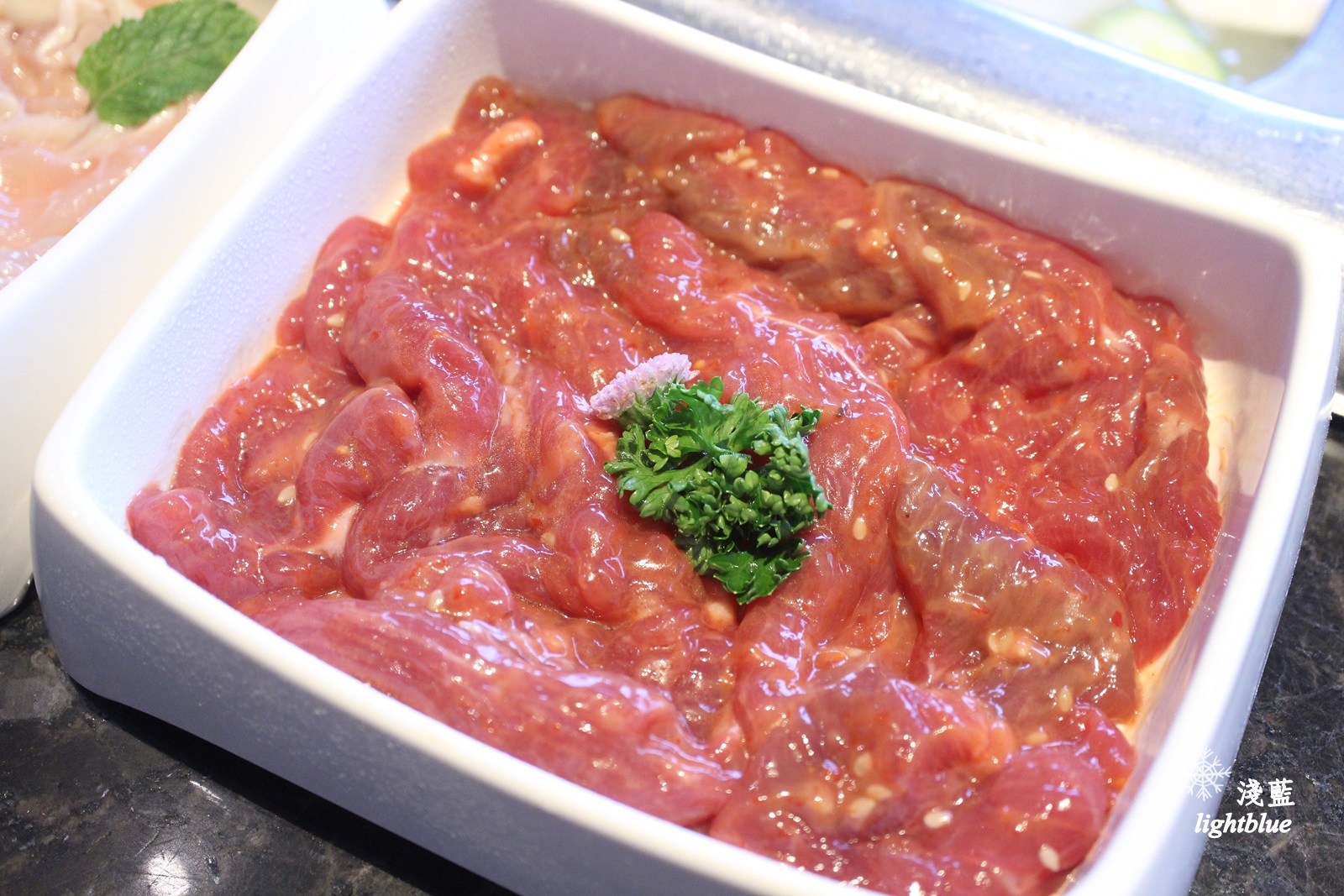 [ 台北101/世貿站ATT 4 fun美食]  淺藍 × 海底撈火鍋 HaidilaoTaiwan～肉麻服務吃火鍋，與各種神奇節目