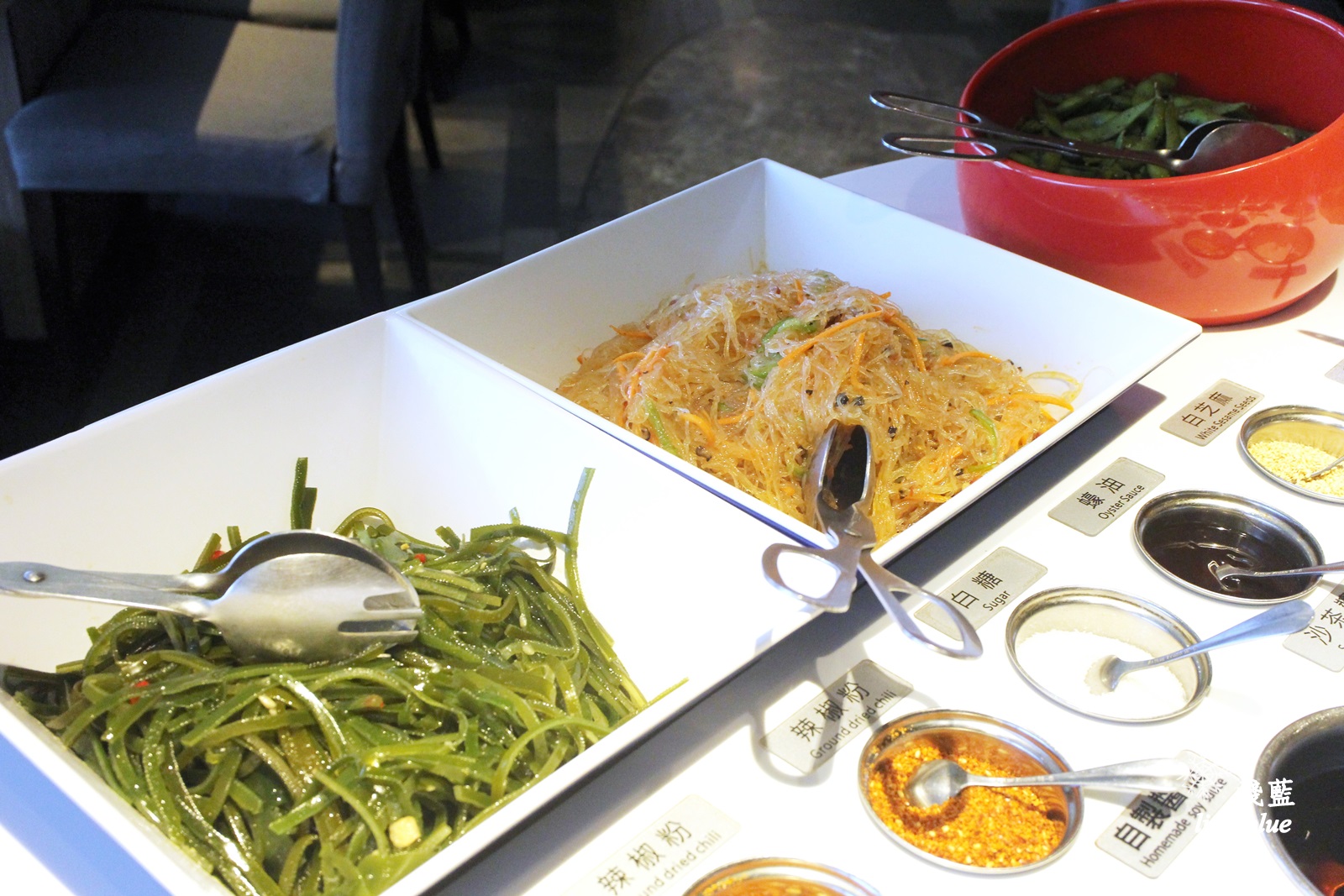 [ 台北101/世貿站ATT 4 fun美食]  淺藍 × 海底撈火鍋 HaidilaoTaiwan～肉麻服務吃火鍋，與各種神奇節目