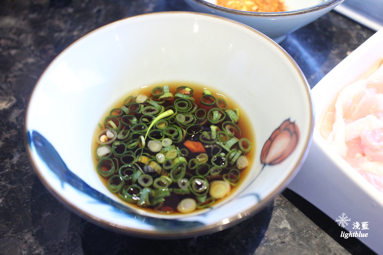 [ 台北101/世貿站ATT 4 fun美食]  淺藍 × 海底撈火鍋 HaidilaoTaiwan～肉麻服務吃火鍋，與各種神奇節目