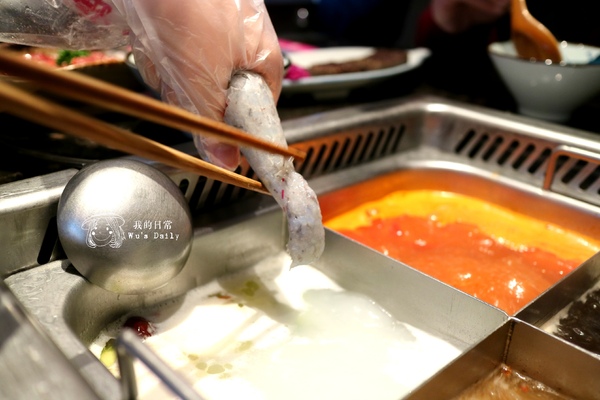 海底撈火鍋(台灣一號店)：├吃喝┤├捷運世貿101站┤├ATT 4 FUN┤海底撈火鍋-把客人寵上天的火鍋店