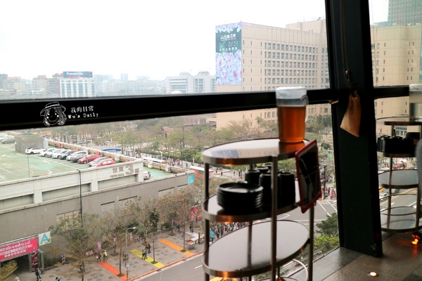 海底撈火鍋(台灣一號店)：├吃喝┤├捷運世貿101站┤├ATT 4 FUN┤海底撈火鍋-把客人寵上天的火鍋店