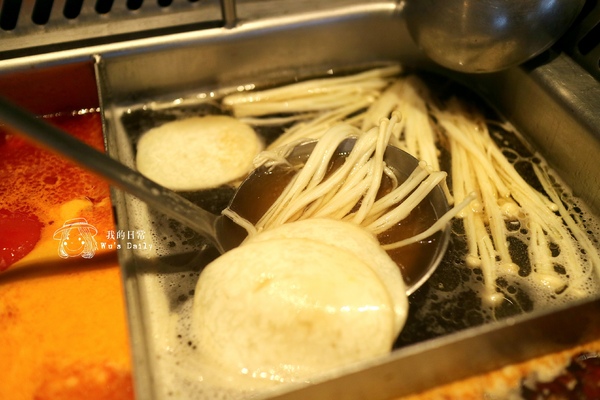 海底撈火鍋(台灣一號店)：├吃喝┤├捷運世貿101站┤├ATT 4 FUN┤海底撈火鍋-把客人寵上天的火鍋店