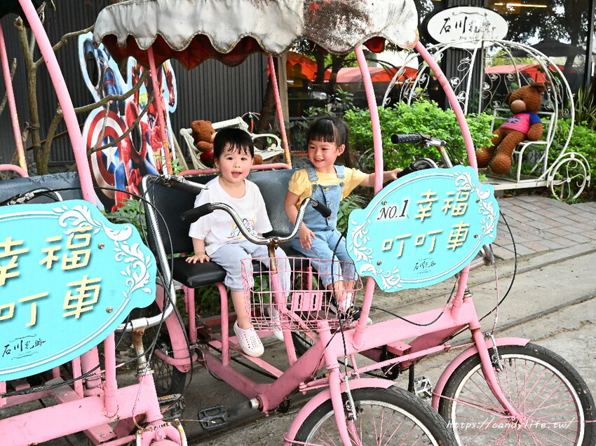 南投縣草屯鎮石川乳酪｜隱藏版南投景點，石川鹿生態觀光農場，免費乳酪試吃，還有可愛小羊、梅花鹿及小兔兔可以餵食