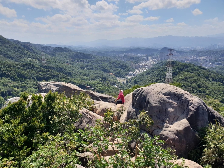 【台北.內湖】金面山步道剪刀石。辛巴蕊初次挑戰大岩壁。360度無死角觀看大台北盆地101+松山機場