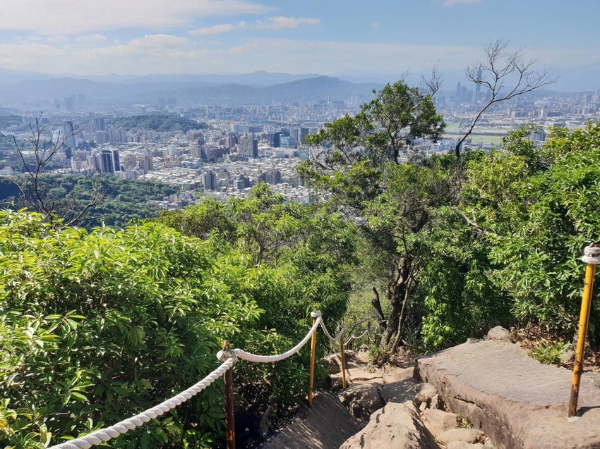 【台北.內湖】金面山步道剪刀石。辛巴蕊初次挑戰大岩壁。360度無死角觀看大台北盆地101+松山機場