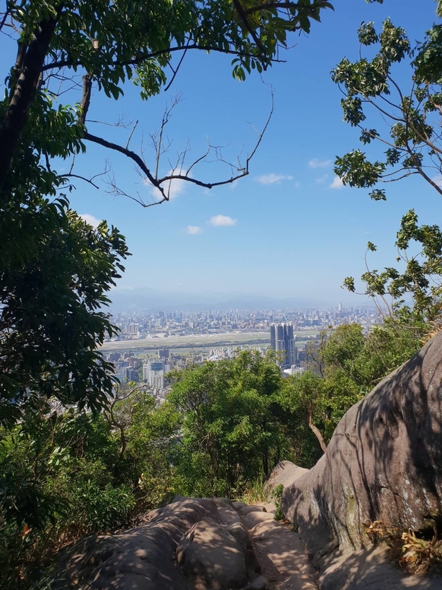 【台北.內湖】金面山步道剪刀石。辛巴蕊初次挑戰大岩壁。360度無死角觀看大台北盆地101+松山機場