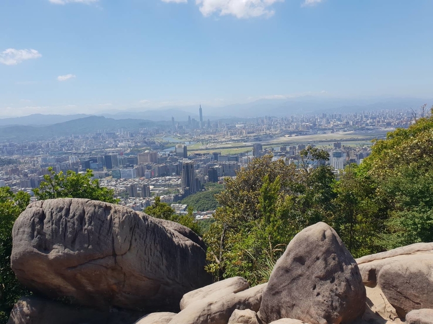 【台北.內湖】金面山步道剪刀石。辛巴蕊初次挑戰大岩壁。360度無死角觀看大台北盆地101+松山機場