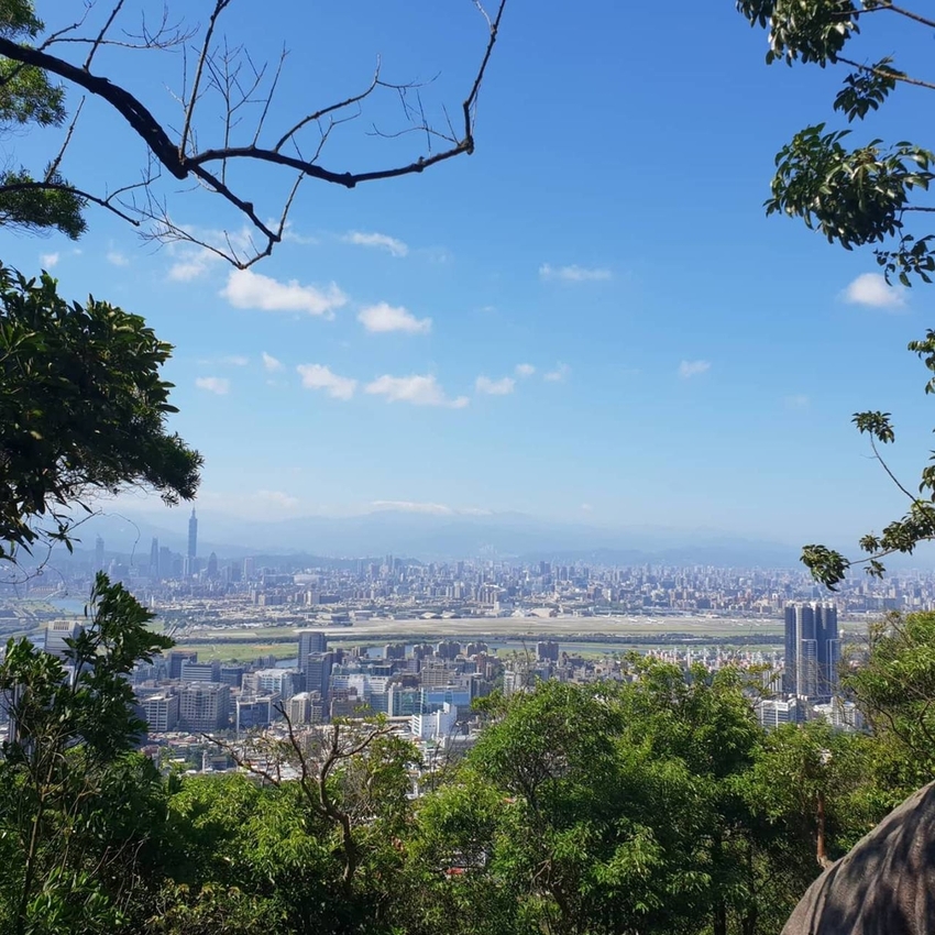 【台北.內湖】金面山步道剪刀石。辛巴蕊初次挑戰大岩壁。360度無死角觀看大台北盆地101+松山機場